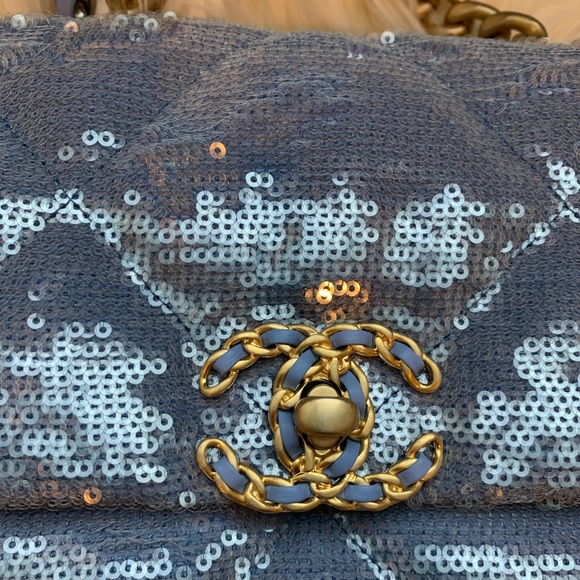 Chanel-19 sequin bag - Picture 3 of 9